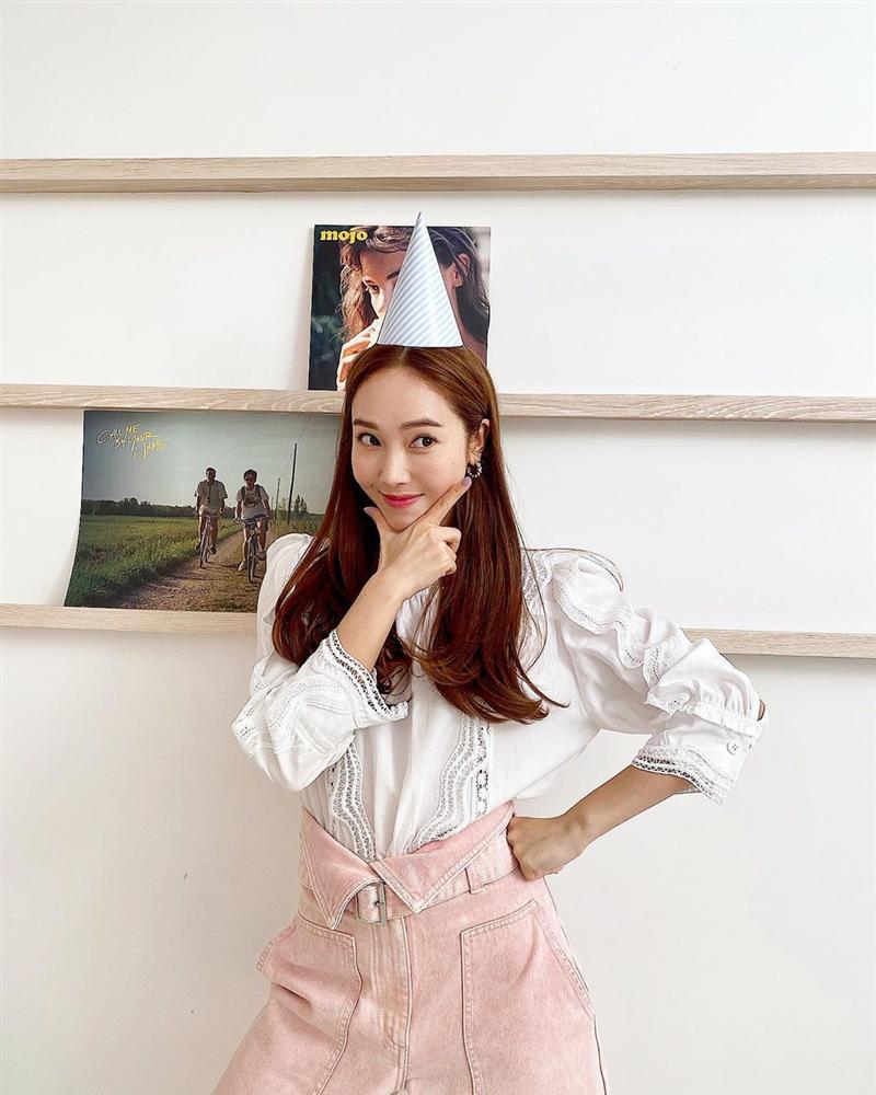 Jessica là fan cứng của áo blouse trắng và nhờ đó, chị em sẽ chấm được những kiểu đáng diện nhất-4