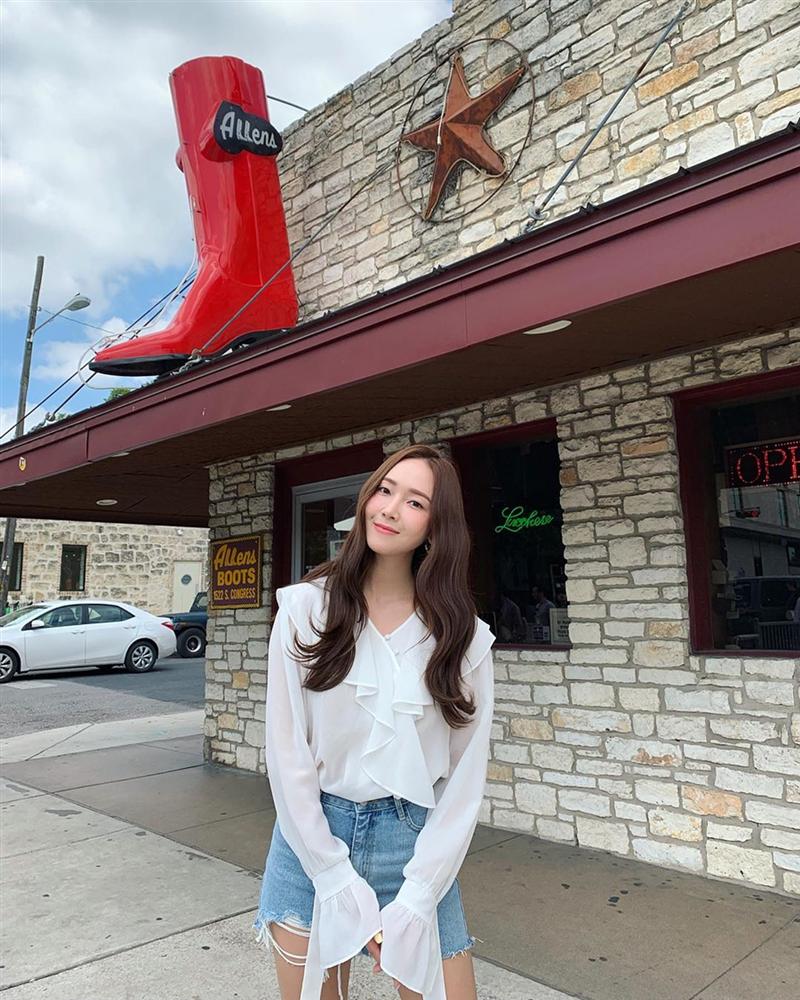 Jessica là fan cứng của áo blouse trắng và nhờ đó, chị em sẽ chấm được những kiểu đáng diện nhất-7