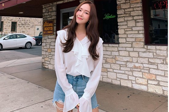 Jessica là fan cứng của áo blouse trắng và nhờ đó, chị em sẽ chấm được những kiểu đáng diện nhất