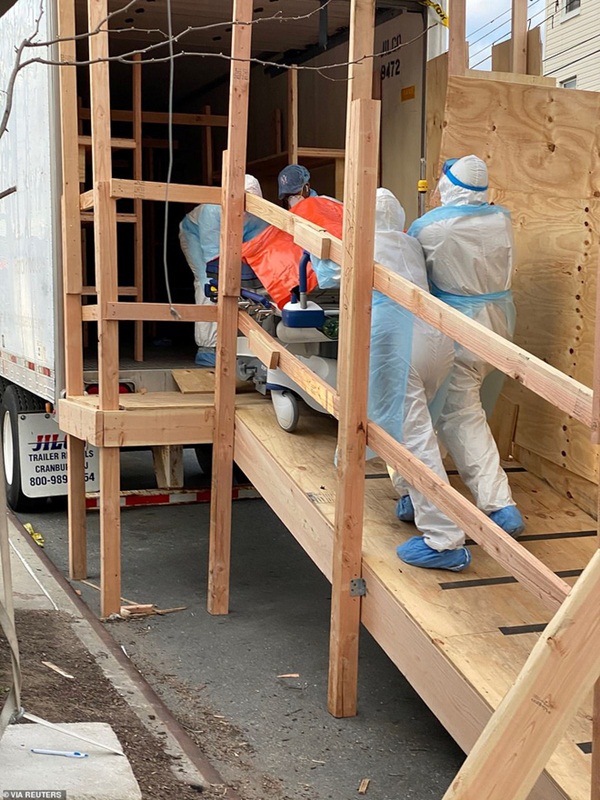 Hình ảnh đau thương tại tâm dịch New York: Thi thể nạn nhân COVID-19 xếp hàng chật hành lang bệnh viện-5