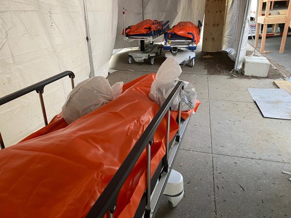 Hình ảnh đau thương tại tâm dịch New York: Thi thể nạn nhân COVID-19 xếp hàng chật hành lang bệnh viện-6