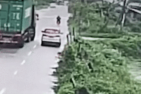 Xe container đánh lái bất ngờ khiến xe con lao thẳng xuống ao