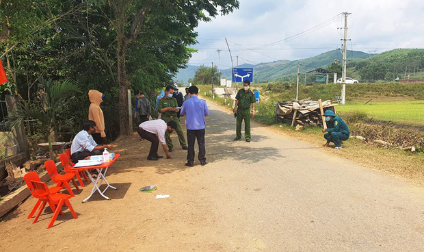 2 thanh niên cướp khẩu trang, tát nữ nhân viên tổ kiểm soát dịch Covid-19-2