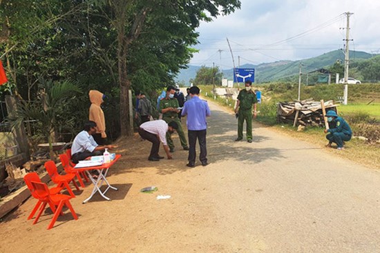 2 thanh niên cướp khẩu trang, tát nữ nhân viên tổ kiểm soát dịch Covid-19