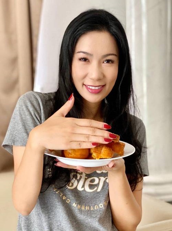 Cả showbiz hóa Master Chef, Trịnh Kim Chi làm bánh cháy thành than vẫn được chồng khen-1