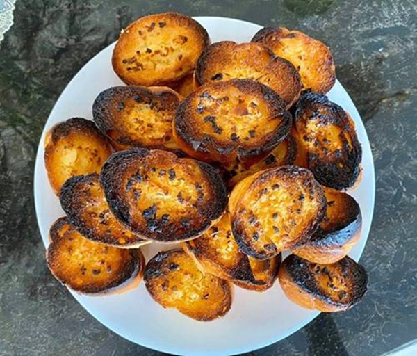 Cả showbiz hóa Master Chef, Trịnh Kim Chi làm bánh cháy thành than vẫn được chồng khen-2