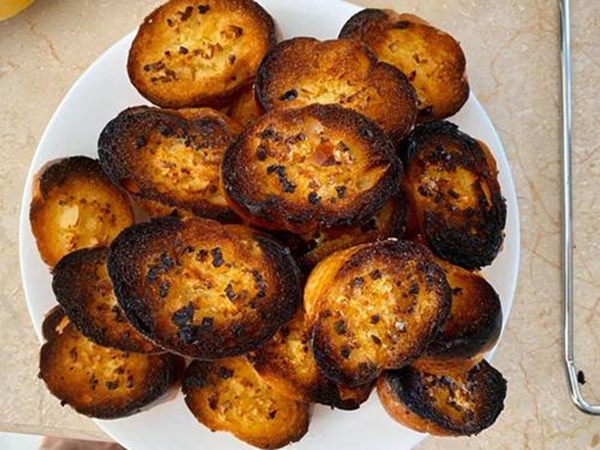 Cả showbiz hóa Master Chef, Trịnh Kim Chi làm bánh cháy thành than vẫn được chồng khen-3