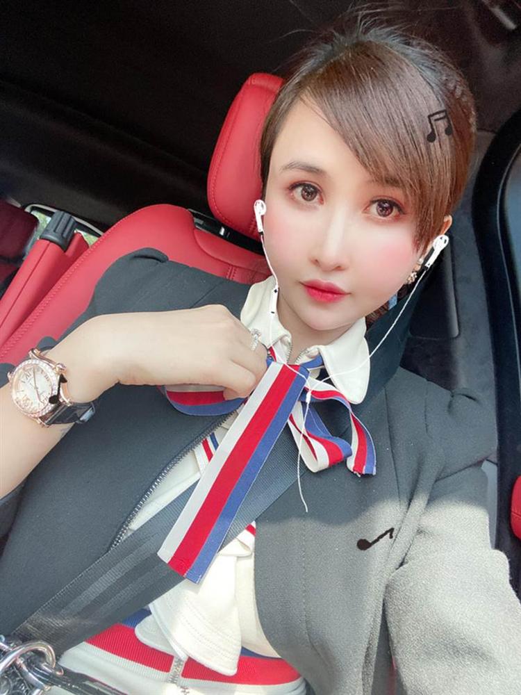 Vợ 2 đại gia Minh Nhựa bật mí mua hàng chợ” khi bạn khen đồng hồ hiệu, dây chuyền Chanel: Fake này ở đâu cho tụi em mua chung với-2