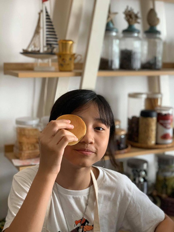 Cả showbiz hóa Master Chef, Trịnh Kim Chi làm bánh cháy thành than vẫn được chồng khen-5