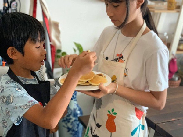 Cả showbiz hóa Master Chef, Trịnh Kim Chi làm bánh cháy thành than vẫn được chồng khen-6