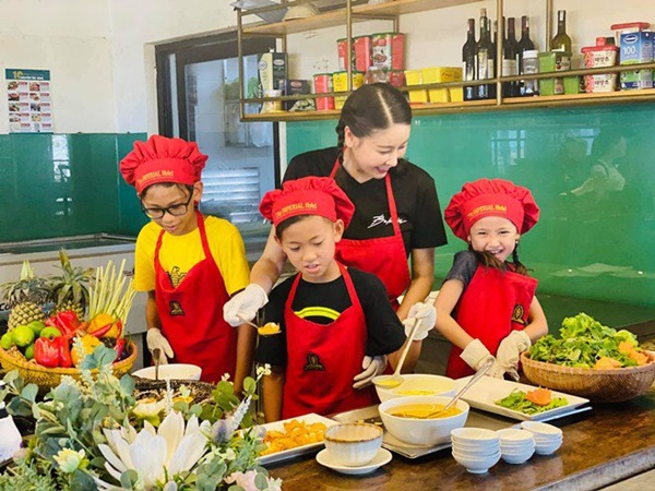 Cả showbiz hóa Master Chef, Trịnh Kim Chi làm bánh cháy thành than vẫn được chồng khen-7