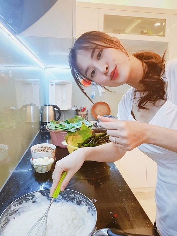 Cả showbiz hóa Master Chef, Trịnh Kim Chi làm bánh cháy thành than vẫn được chồng khen-10