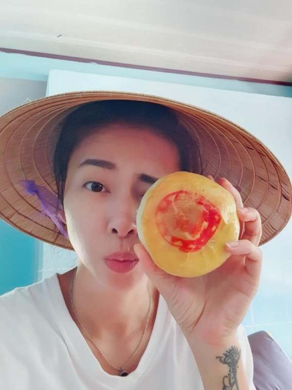 Cả showbiz hóa Master Chef, Trịnh Kim Chi làm bánh cháy thành than vẫn được chồng khen-12