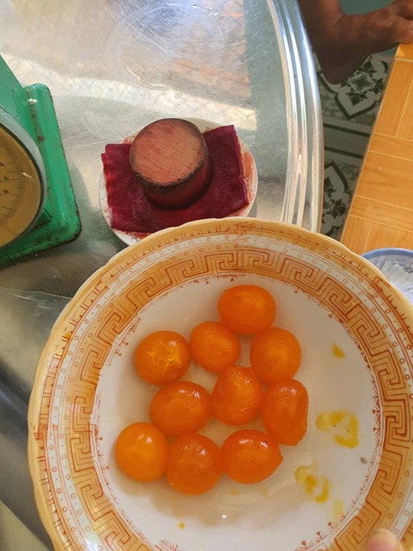 Cả showbiz hóa Master Chef, Trịnh Kim Chi làm bánh cháy thành than vẫn được chồng khen-14