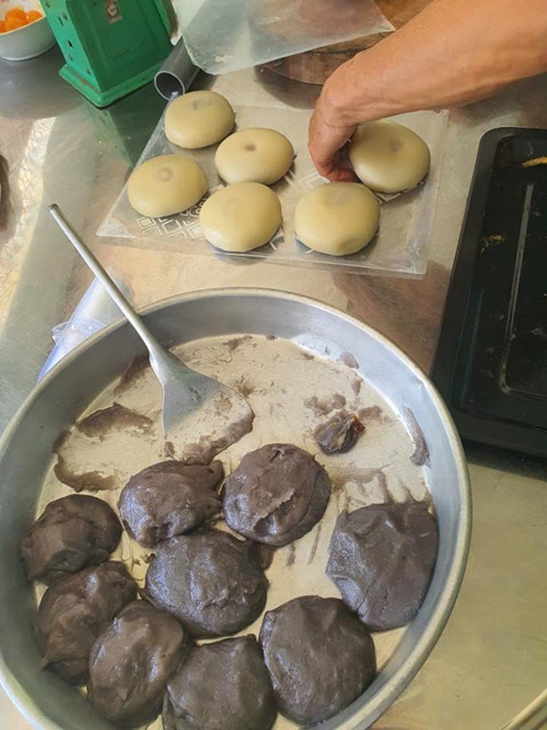 Cả showbiz hóa Master Chef, Trịnh Kim Chi làm bánh cháy thành than vẫn được chồng khen-15