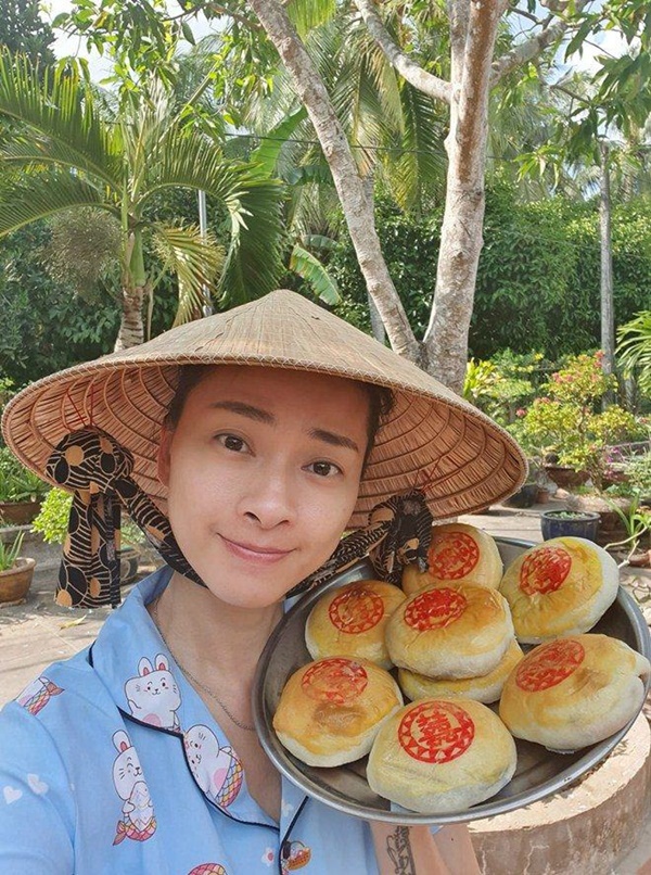 Cả showbiz hóa Master Chef, Trịnh Kim Chi làm bánh cháy thành than vẫn được chồng khen-16