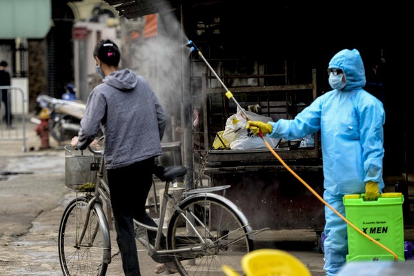 Cảnh phun tiêu trùng, khử độc xóm có người dương tính lần 1 SARS-CoV-2 sau khi khám ở BV Bạch Mai 23 ngày trước-1