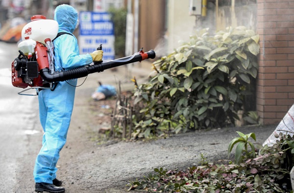 Cảnh phun tiêu trùng, khử độc xóm có người dương tính lần 1 SARS-CoV-2 sau khi khám ở BV Bạch Mai 23 ngày trước-2