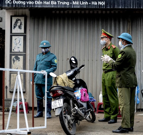 Cảnh phun tiêu trùng, khử độc xóm có người dương tính lần 1 SARS-CoV-2 sau khi khám ở BV Bạch Mai 23 ngày trước-3