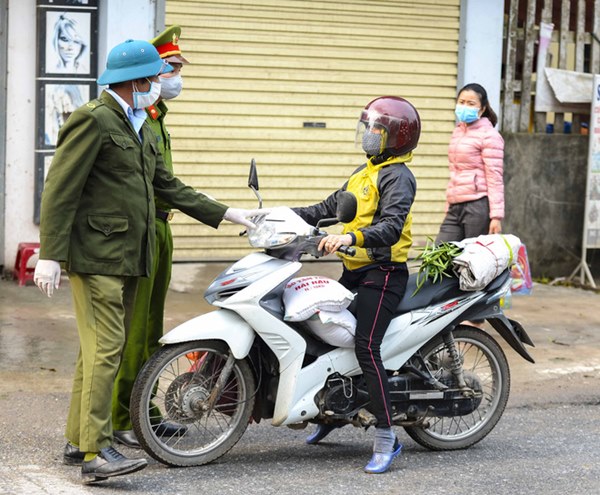 Cảnh phun tiêu trùng, khử độc xóm có người dương tính lần 1 SARS-CoV-2 sau khi khám ở BV Bạch Mai 23 ngày trước-4