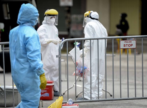 Cảnh phun tiêu trùng, khử độc xóm có người dương tính lần 1 SARS-CoV-2 sau khi khám ở BV Bạch Mai 23 ngày trước-5