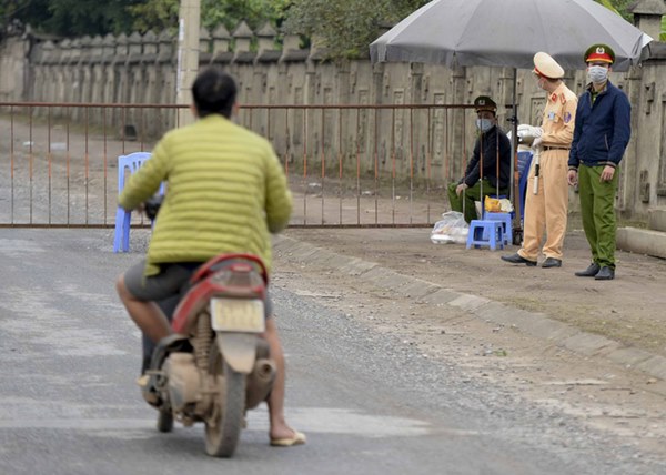 Cảnh phun tiêu trùng, khử độc xóm có người dương tính lần 1 SARS-CoV-2 sau khi khám ở BV Bạch Mai 23 ngày trước-12