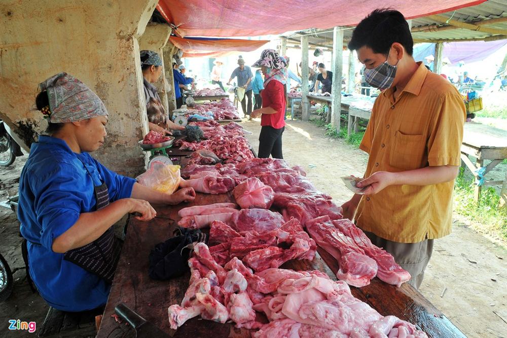 Vì sao lợn hơi xuống 70.000 đồng/kg, giá thịt bán ra vẫn cao?-1