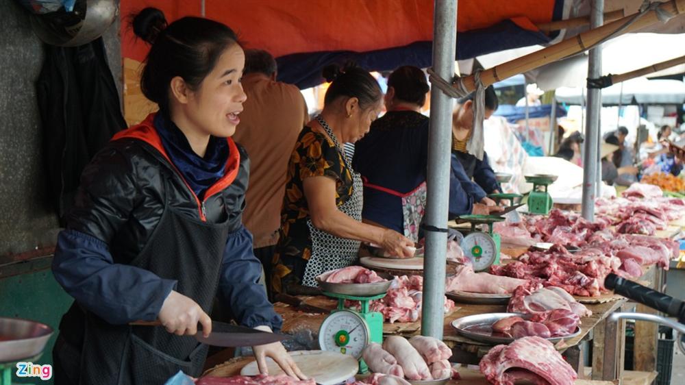 Vì sao lợn hơi xuống 70.000 đồng/kg, giá thịt bán ra vẫn cao?-2