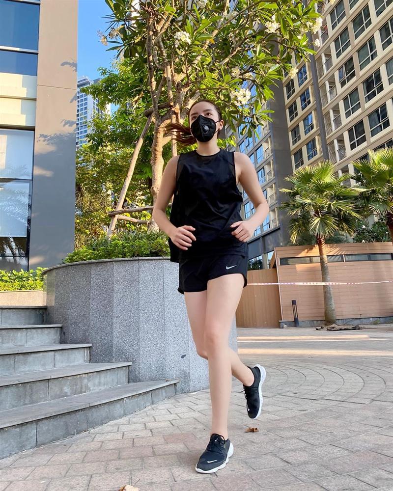 Cả loạt bài tập sáng tạo vô biên của sao Việt khi tránh dịch ở nhà, có người còn khoe cơ bụng số 11 thấy mà thèm-7