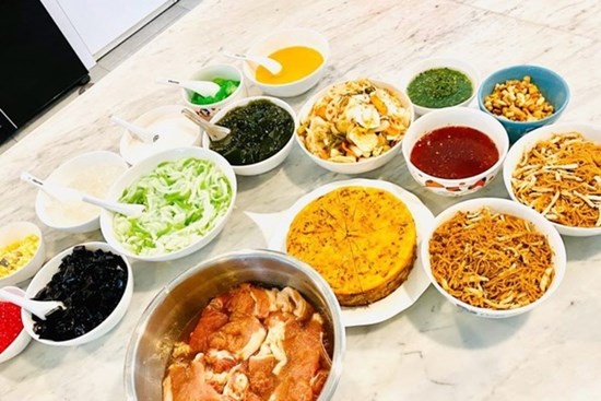 Mâm cơm trong những ngày cách ly xã hội của nghệ sĩ Việt