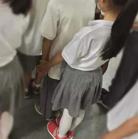 Kiểm tra sách vở của con gái bất ngờ thấy chiếc que thử thai, ông bố nổi trận lôi đình nhưng rồi lập tức xin lỗi con-2