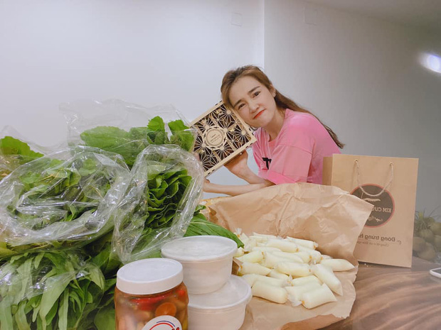Sướng như Nhã Phương: Ở nhà vẫn được tiếp tế cả đống đồ ăn nhìn mà choáng, quyết chiến hết vì toàn món ngon-4