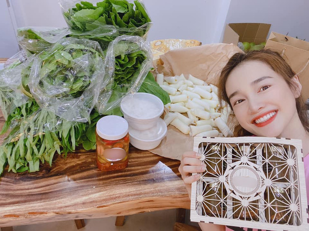 Sướng như Nhã Phương: Ở nhà vẫn được tiếp tế cả đống đồ ăn nhìn mà choáng, quyết chiến hết vì toàn món ngon-1
