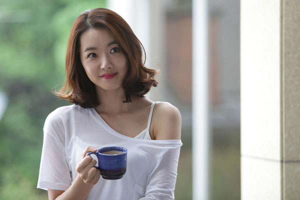 Phát hiện chồng có liên hệ đáng ngờ với gái lạ, vợ trẻ mua hoa đem tặng nhưng sau đó ra chiêu khiến cả 2 quỳ gối xin tha-1