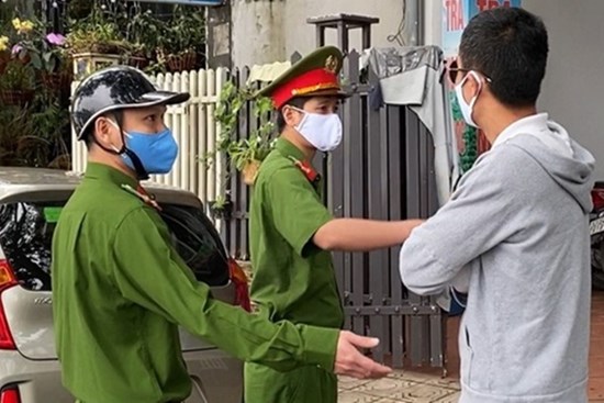 Xử phạt người câu cá ở hồ Trúc Bạch vi phạm lệnh cách ly