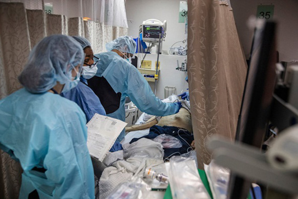 Bên trong New York - tâm dịch Covid-19 lớn nhất nước Mỹ: Thành phố vắng lặng nhưng y bác sĩ và quân đội vẫn tất bật chiến đấu chống dịch bệnh-23