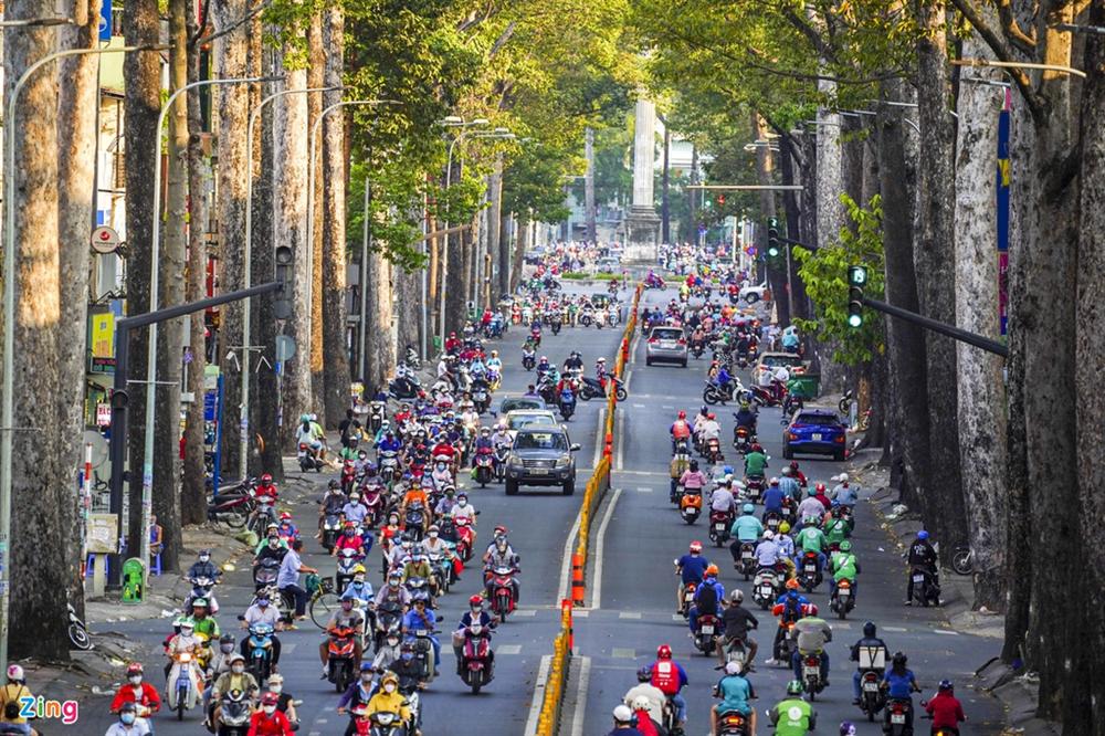 Đường phố TP.HCM đông đúc trong thời gian cách ly toàn xã hội-1