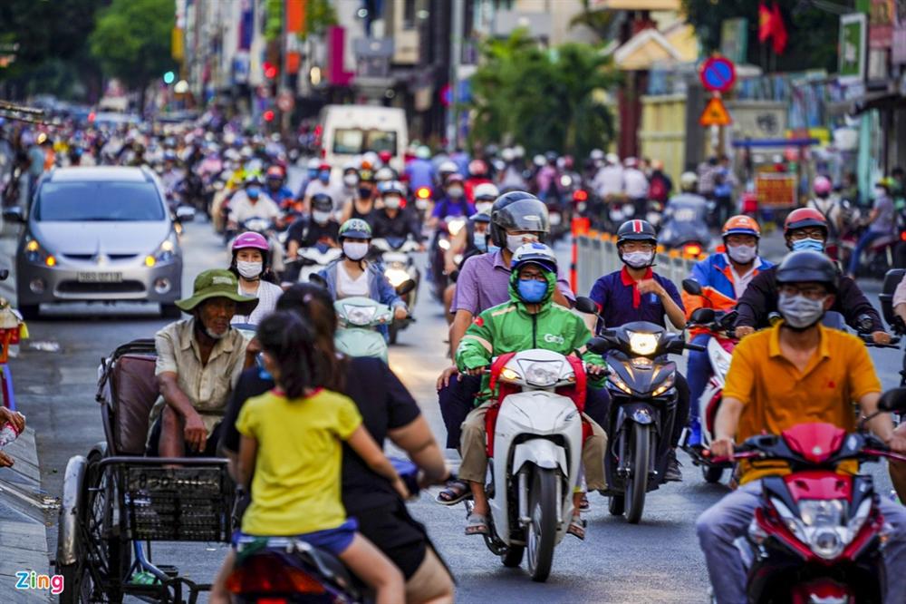 Đường phố TP.HCM đông đúc trong thời gian cách ly toàn xã hội-3