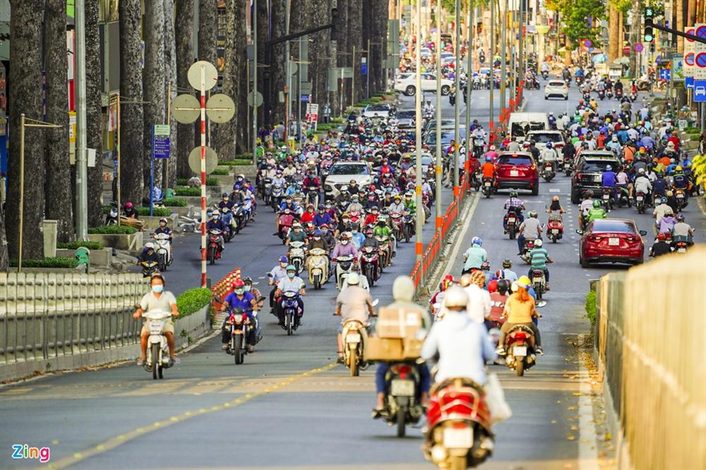 Đường phố TP.HCM đông đúc trong thời gian cách ly toàn xã hội-4