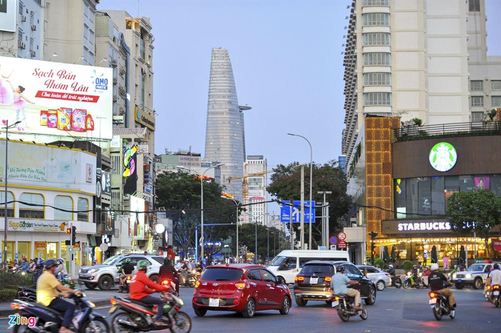 Đường phố TP.HCM đông đúc trong thời gian cách ly toàn xã hội-5