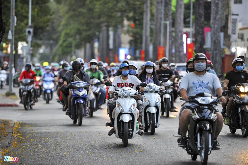 Đường phố TP.HCM đông đúc trong thời gian cách ly toàn xã hội-6