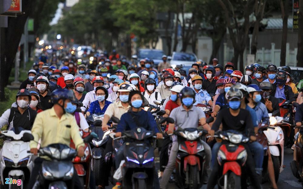 Đường phố TP.HCM đông đúc trong thời gian cách ly toàn xã hội-8