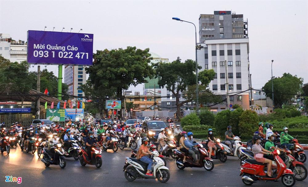 Đường phố TP.HCM đông đúc trong thời gian cách ly toàn xã hội-9