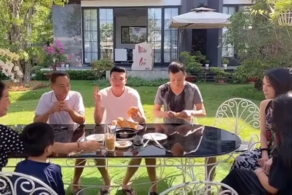 Cao Thái Hà bất ngờ xuất hiện trong tiệc sinh nhật thân mật mẹ Quốc Trường, nhìn là muốn đẩy thuyền rồi!-7