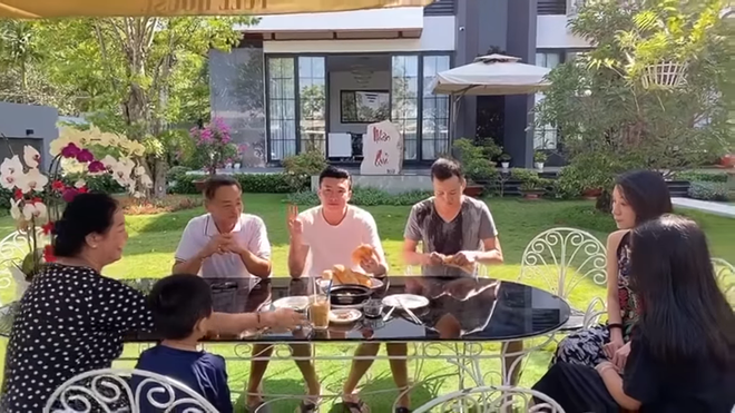 Quốc Trường khoe cuộc sống tự cách ly trong biệt thự 25 tỷ khiến khán giả trầm trồ-1