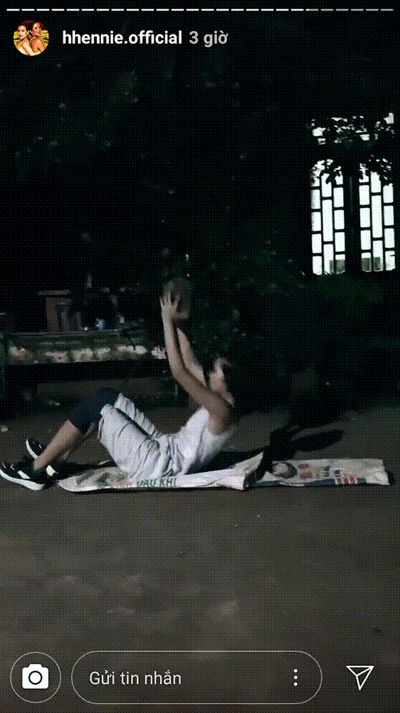 Hết lấy đá tảng làm tạ, HHen Niê tiếp tục vác bao lúa tập squat để eo thon, dáng gọn-7