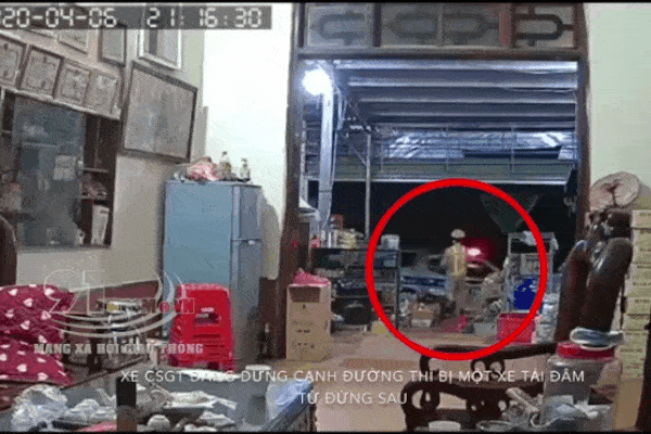 CLIP: Xe tải húc văng xe CSGT rồi lao kinh hoàng vào nhà dân