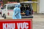 Ảnh: Cận cảnh lấy mẫu dịch xét nghiệm SARS-CoV-2 tại chỗ cho 41 F1, nơi bệnh nhân 243 sinh sống ở Hà Nội-15
