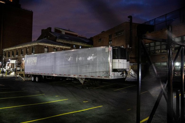 Bên trong New York - tâm dịch Covid-19 lớn nhất nước Mỹ: Thành phố vắng lặng nhưng y bác sĩ và quân đội vẫn tất bật chiến đấu chống dịch bệnh-2