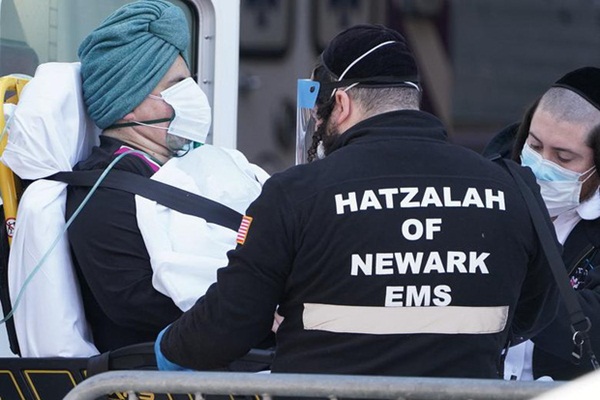 Bên trong New York - tâm dịch Covid-19 lớn nhất nước Mỹ: Thành phố vắng lặng nhưng y bác sĩ và quân đội vẫn tất bật chiến đấu chống dịch bệnh-11